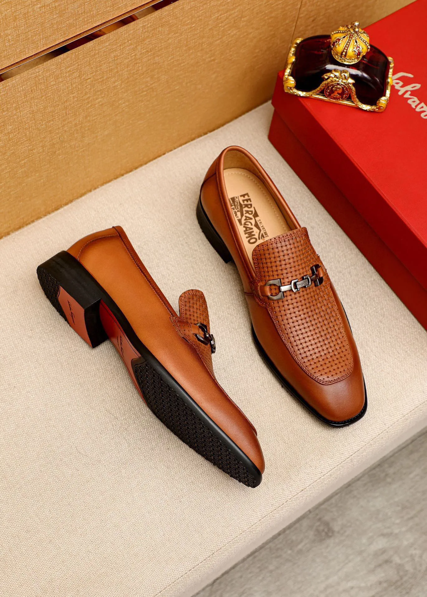 Men's shoes 💰460 💐 Product trademark: Ferragamo "Ferragamo" casual leather shoes Regular size: 38-44 (custom-made for 45🉑️) Product materials: Selected imported first-layer calfskin embossed upper + original hardware buckle, imported water-dyed cowhide leather lining. Strong three-dimensional visual effect, combined outsole Color: 2⃣️colors available